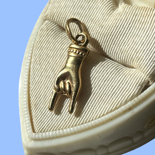 Vintage 18k Mano Cornuto
